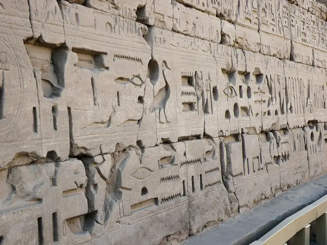 Tempelwand in Karnak mit eingemeißelten Hieroglyphen in mehreren Zeilen