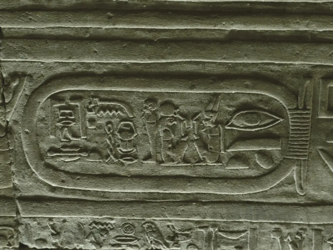 Reliefkartusche mit Hieroglyphen aus dem Tempel von Edfu